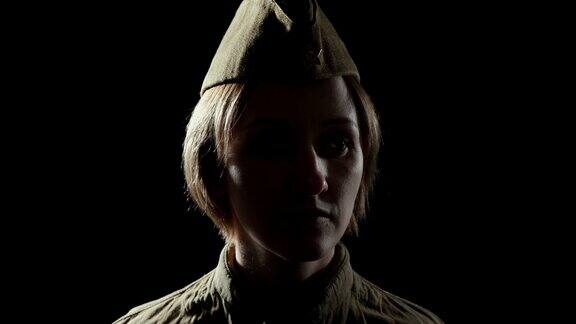 一个穿着苏联红军制服的年轻女子在阴影下的视频