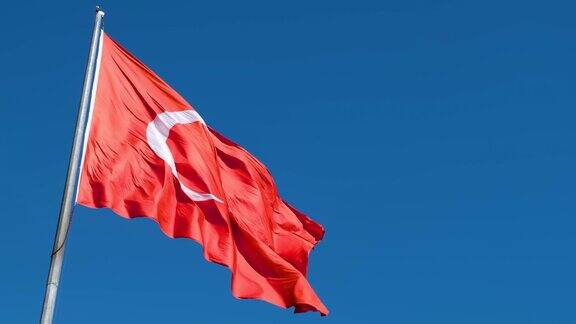 以蓝天为背景的土耳其国旗