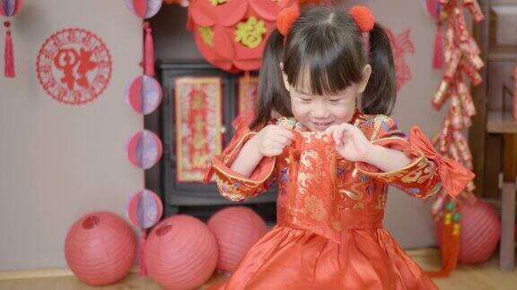 身着传统服装庆祝中国新年的年轻女孩