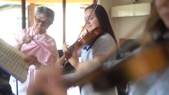 小提琴老师教一个高中女孩拉小提琴