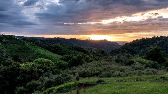 色彩斑斓的日出早晨在美丽的绿色自然新西兰乡村景观
