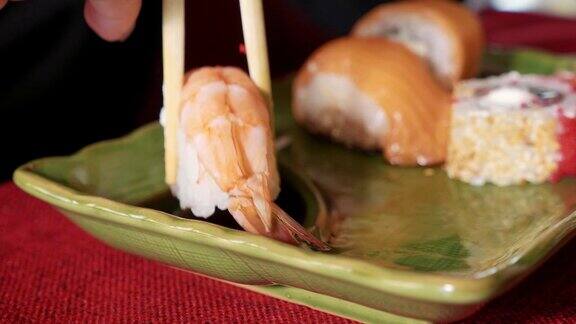 在日本餐馆用筷子蘸寿司蘸虾酱