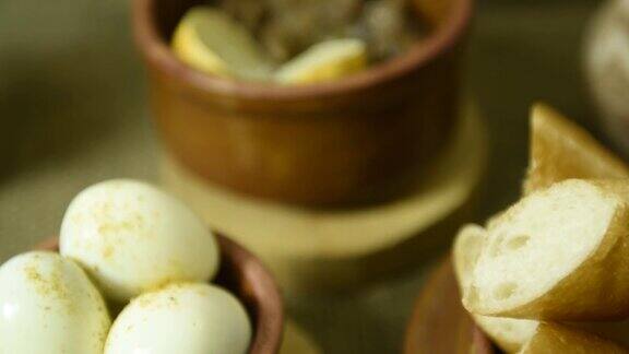 埃及阿拉伯中东传统早餐蚕豆与柠檬煮鸡蛋