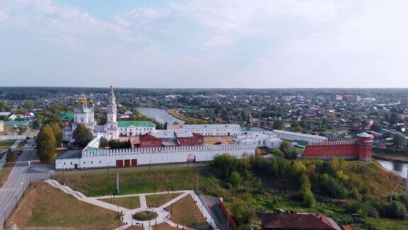 真正的俄罗斯一个位于乌拉尔的内陆城市有真正的教堂和河岸上的克里姆林宫周围是小房子和斯维尔德洛夫斯克Verkhoturye的私人地块