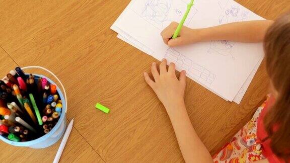 小女孩在纸上画画