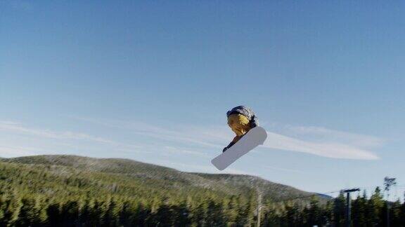 完成一个“前侧360尾抓”的技巧在跳跃的埃尔多拉滑雪度假村附近的博尔德科罗拉多州在光明阳光冬日