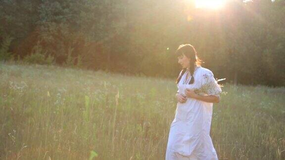 在夏日的草地上女孩在夕阳下采花织圈