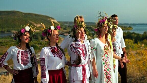 头戴花圈、身着民族服饰的妇女站在山上唱歌是一道美丽的风景斯拉夫民族的传统和习俗4kProRes