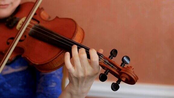 音乐家拉小提琴的特写古典音乐