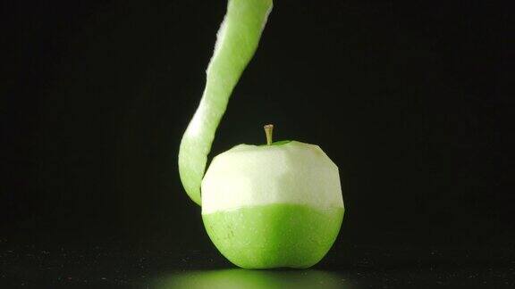人的手清理绿苹果(螺旋形)