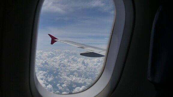 从飞机窗口可以看到美丽的景色