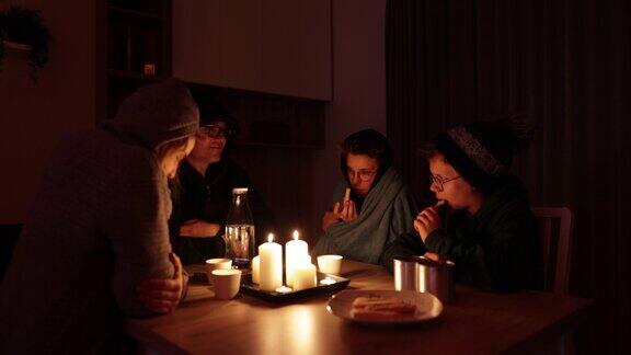 停电期间一家人围坐在蜡烛旁