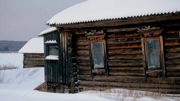 房子靠着叶尼塞河俄罗斯乡村冬季景观4k