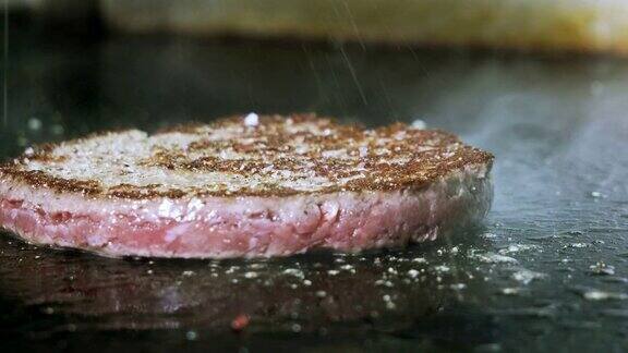 烹饪的汉堡厨师用盐烤牛肉或猪肉片4k