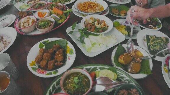当地泰国食物分享和传递食物
