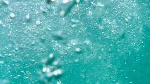 强烈的回潮与气泡漂浮在海水中