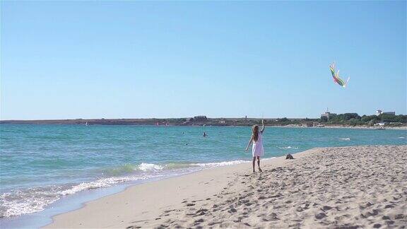 日落时分小女孩在海滩上放风筝