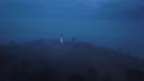 密歇根湖上的雾中的灯塔
