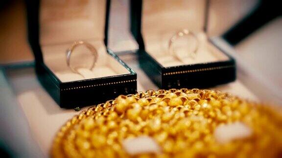 微距拍摄:美丽闪亮的结婚戒指在盒子里为新娘和新郎