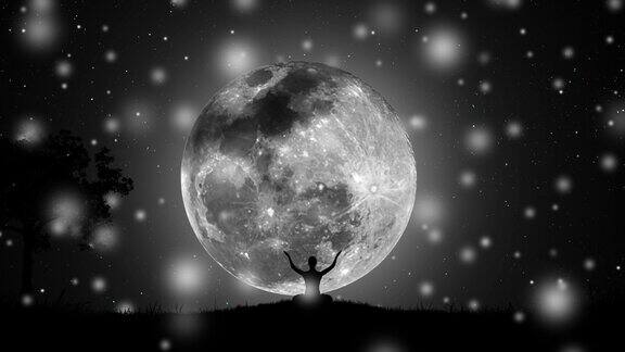 在大自然中一个人在晚上以莲花的姿势冥想双手交叉在头顶上背景是星空飞行的灯光和冉冉升起的巨大满月4k视频动画60fps