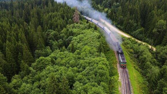 老旧的柴油列车沿着铁路车道行驶山林美景秀丽