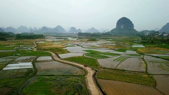 中国桂林喀斯特山脉的稻田