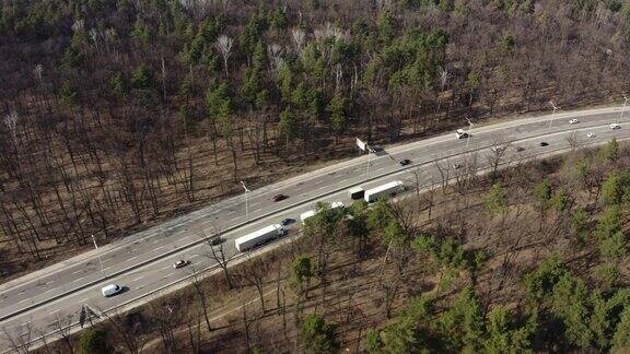 高速公路的鸟瞰图高速公路上的卡车白色半挂车