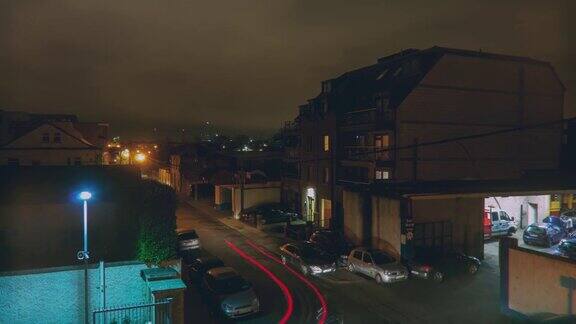 城市夜晚的时间流逝与车灯小径