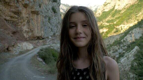 一个女孩在山路上看情绪微笑