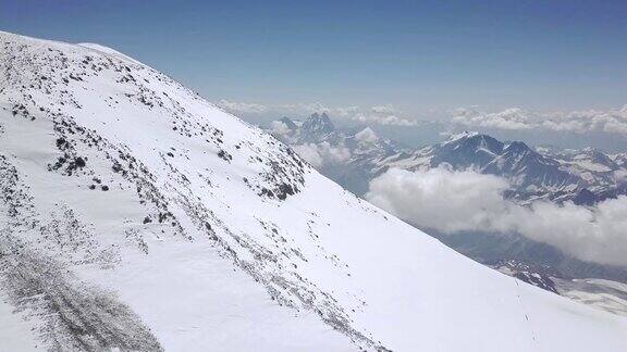 美丽的景色雪峰山顶视图令人惊叹的景观冬季山