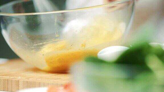 在一个玻璃碗里搅拌鸡蛋