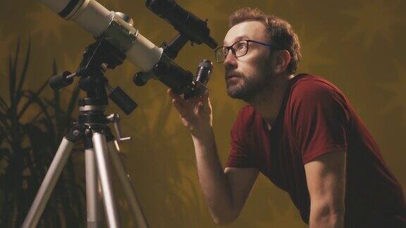用望远镜看星星的业余天文学家天文学和占星学