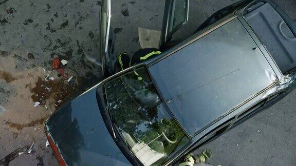 消防队员跑到一辆撞毁的汽车上切断车顶救下了他们