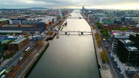 一架无人机飞过爱尔兰都柏林市的利菲河