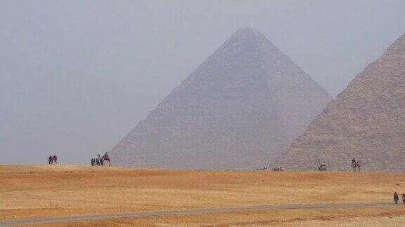 埃及吉萨的人和金字塔