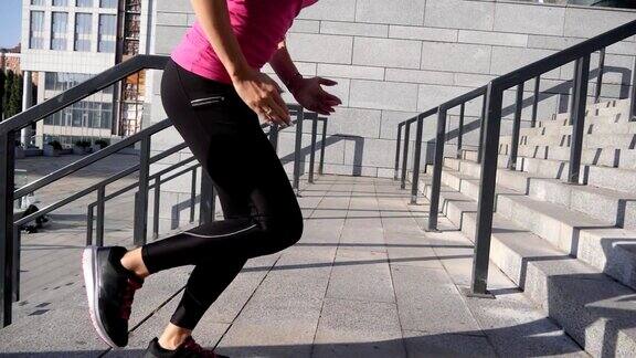 一个年轻女子跑上楼的户外照片女运动员爬上台阶