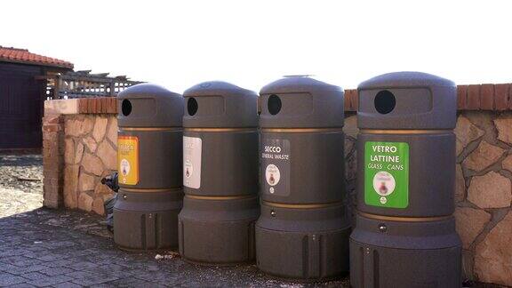 罗马街头的灰色塑料垃圾桶有特别标识的垃圾桶用以分类玻璃、塑胶、卡通及有机废物以便进一步回收罗马的垃圾问题
