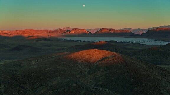 向后无人机拍摄的月球陨石坑国家自然地标在一个冬天的晚上