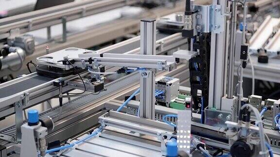 工业4.0智能工厂概念;智能工厂的装卸站自动化汽车正在等待装载