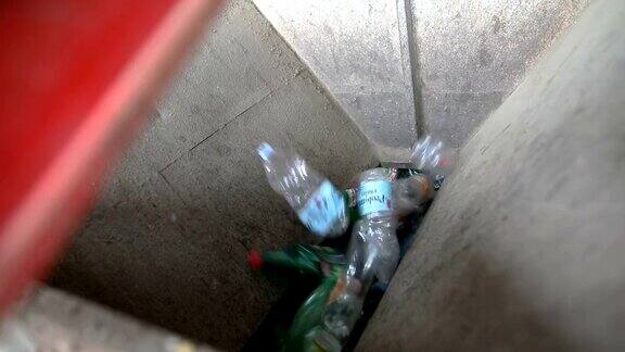 塑料瓶在传送带上进行回收处理