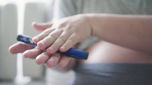 孕妇在家用注射器注射胰岛素