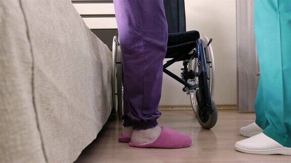 护士帮助坐在轮椅上的残疾妇女