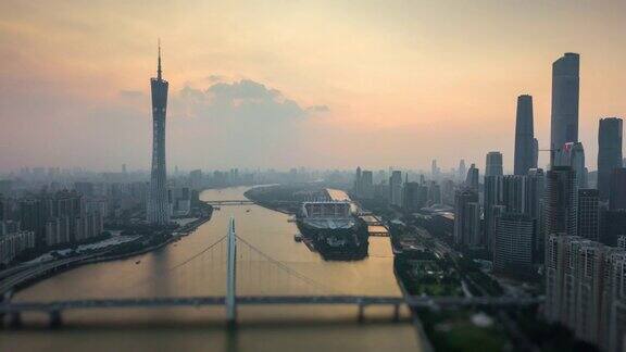 日落时间天空广州市中心城市景观珠江空中倾斜移位全景4k时间间隔中国