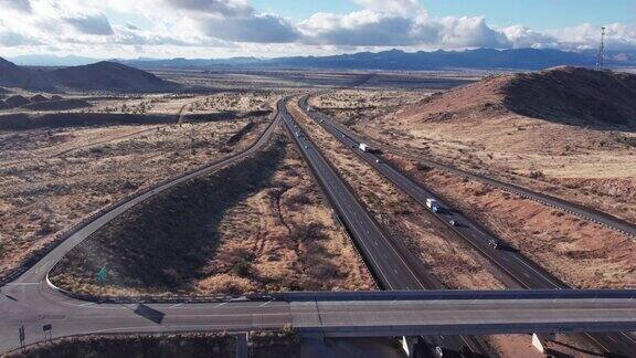 无人机拍摄的天桥I-40附近的金曼AZ