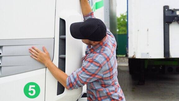 卡车司机抱着他的卡车准备运输快乐的白人卡车司机热爱他的工作