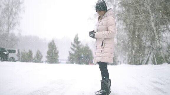 年轻女子在大雪中