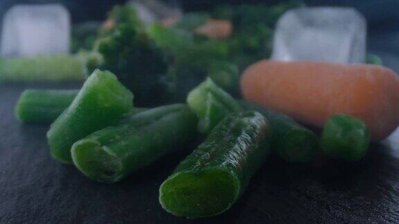 桌上的冷冻蔬菜花椰菜胡萝卜豌豆菜豆健康