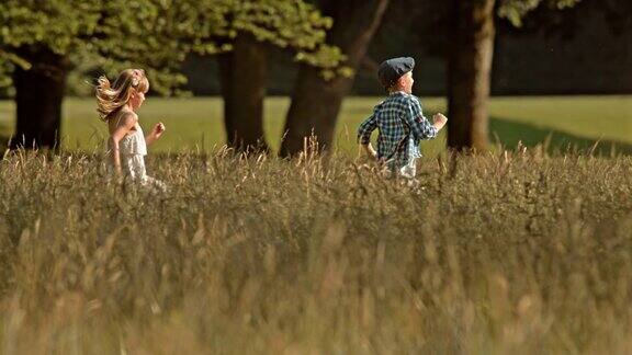 SLOMOTS男孩和女孩跑过草地