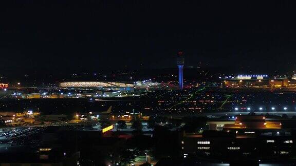 亚特兰大空中的v303特写镜头在哈茨菲尔德-杰克逊机场夜间拍摄