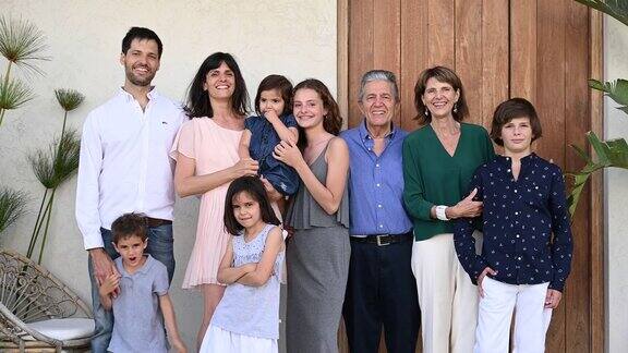 户外肖像的多代西班牙家庭